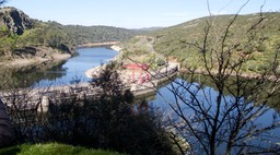 Embalse de José María de Oriol-Alcántara ii meets the Rio Tajo. The Embase (reservoir) is 91km long and is for power generation. The hydroelectric power station can produce 915 MW of power.
The volume of water stored is 3,162 million cubic meters and a flooded area of 10,400 hectares and a maximum level of 218 meters above sea level.